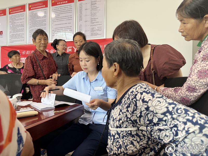 ▲医师团队解答患者疑问