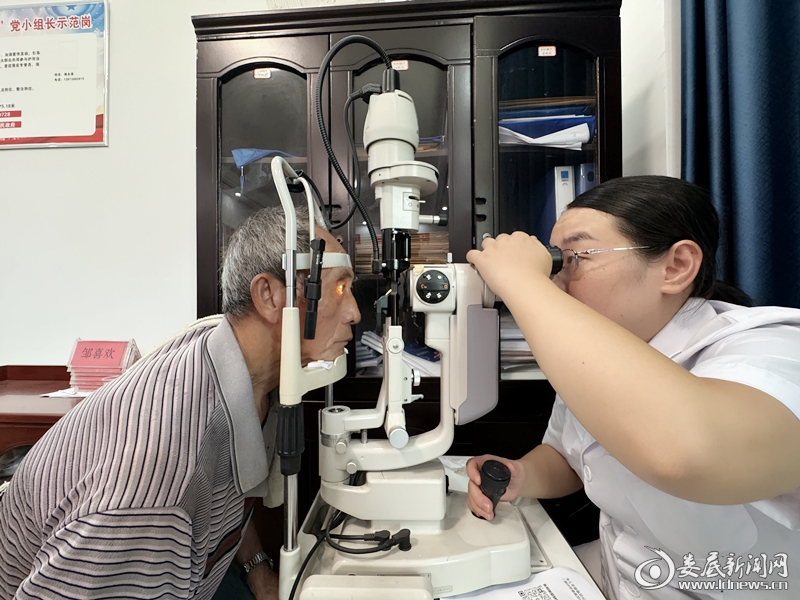 ▲陈晓柳主任为患者检查眼健康