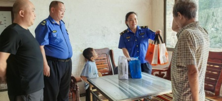 娄星区城管局为泽溪村监测户捐赠爱心物资