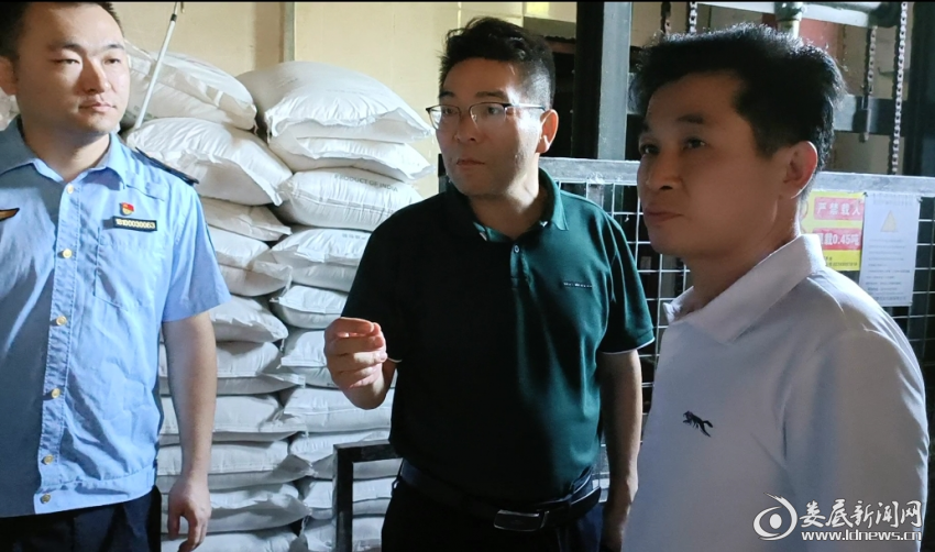 （图为检查组开展安全生产宣贯教育）