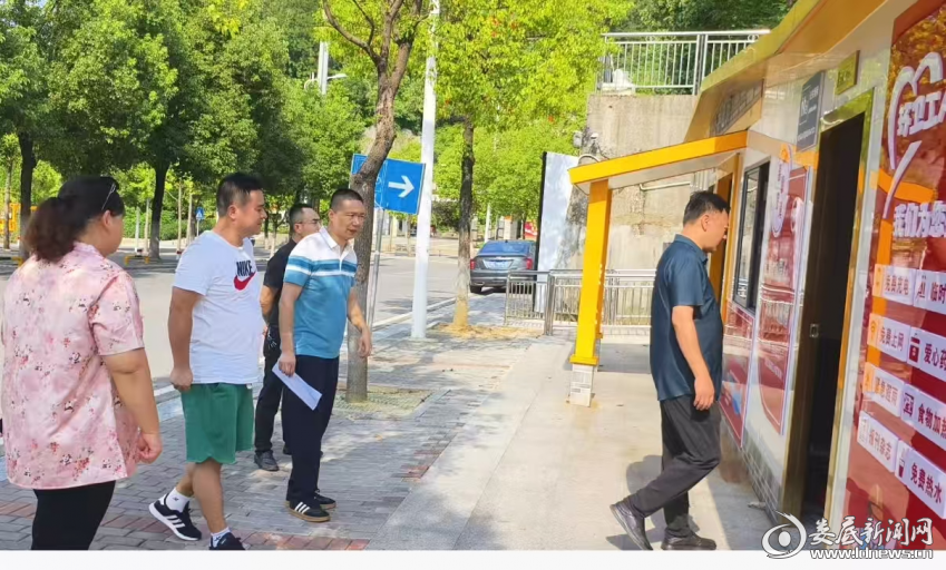 （现场指导环卫休息室设施配置工作）