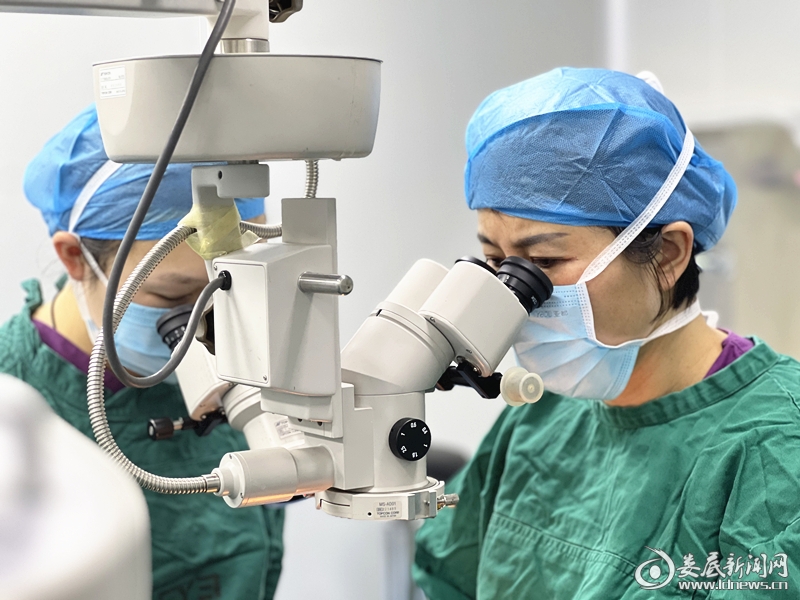 ▲谭院副院长为斜视患儿手术