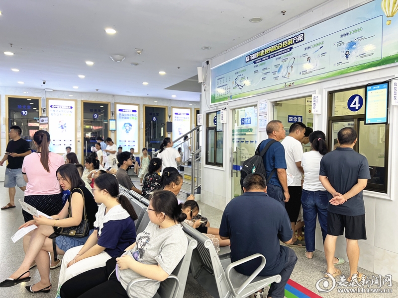 ▲娄底爱尔眼科医院迎来就诊小高峰