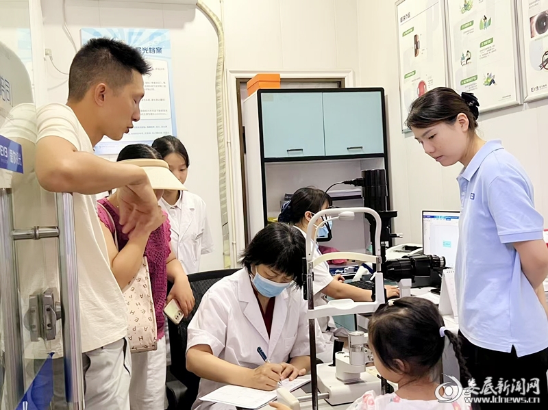 ▲在家门口享省级眼科专家娄小波教授亲诊