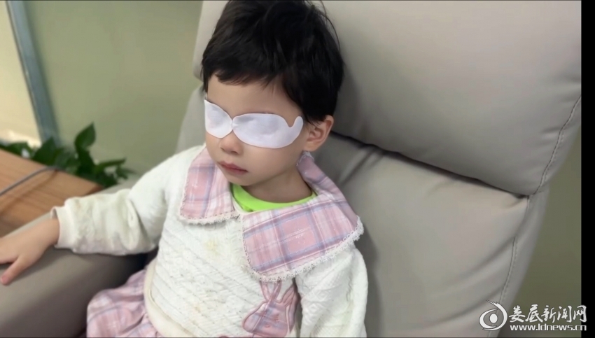 ▲小女孩在娄底爱尔眼科治疗