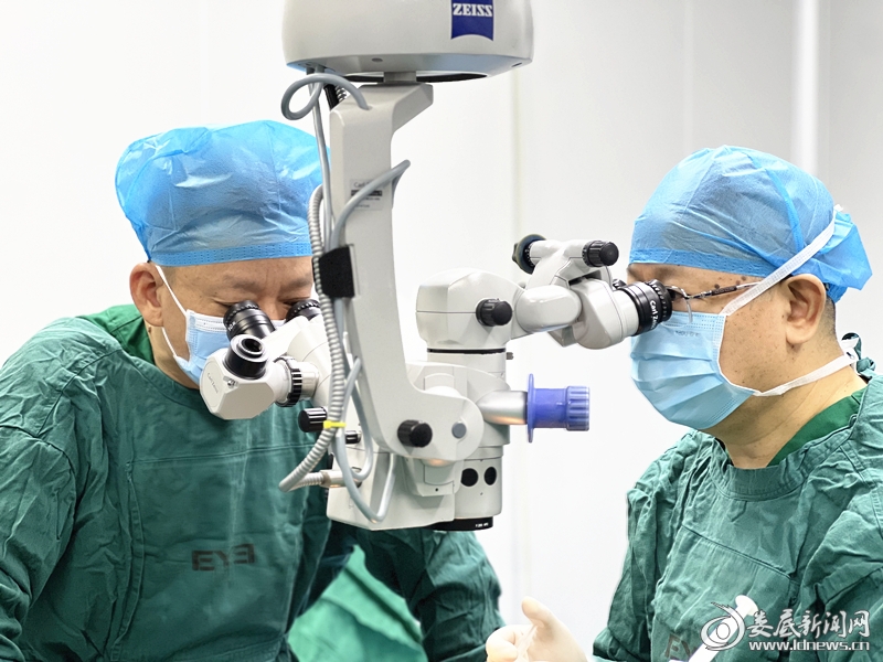 ▲林丁教授开展ICL晶体植入术