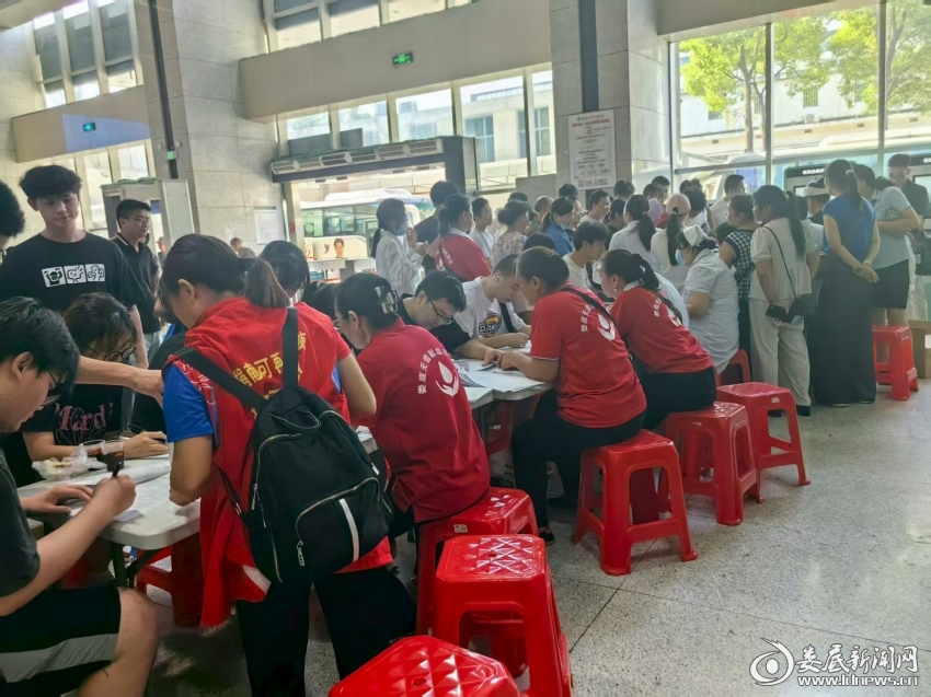 图为献血活动现场