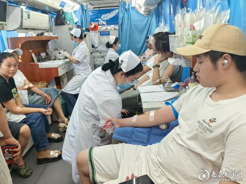 图为献血活动现场2