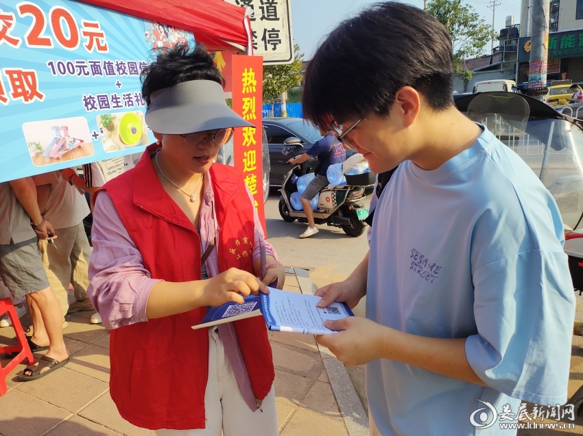 (新化联通工作人员把)