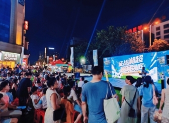 “湘超”引爆娄底第二现场：球迷呐喊与消费热潮双向奔赴