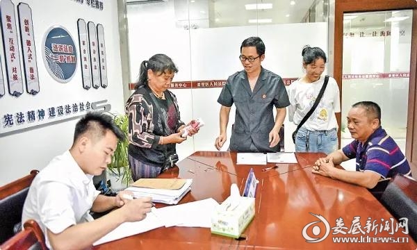 （娄星区人民法院邀请市人大代表、政协委员调解一起高空坠物致伤案，当事人当场达成调解协议并兑付赔偿款。）