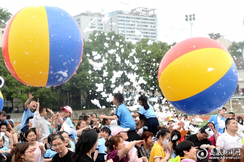 公园里,亲子游戏欢乐多