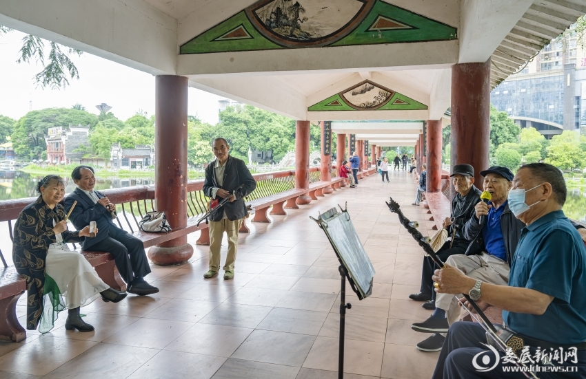 市民在娄星广场自娱自乐