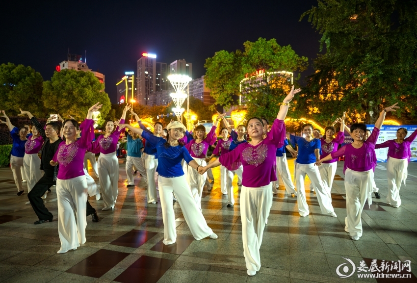 夜幕降临,广场舞者翩翩起舞