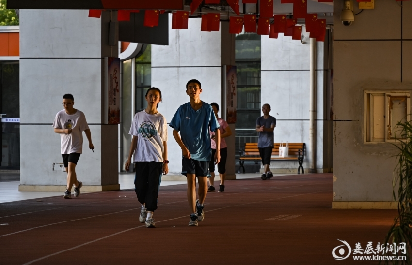 孩子们漫步在体育公园健身步道