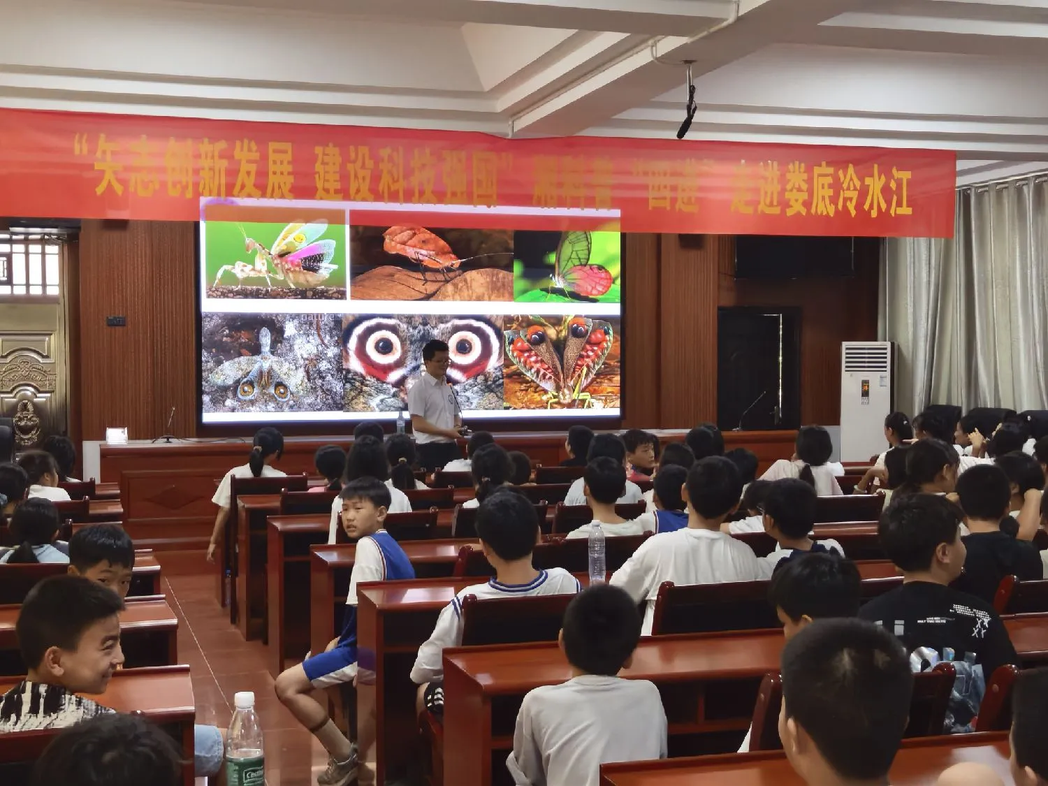 李意成博士带着他的昆虫知识宝库，为同学们开启了一场探索昆虫世界的奇妙之旅。