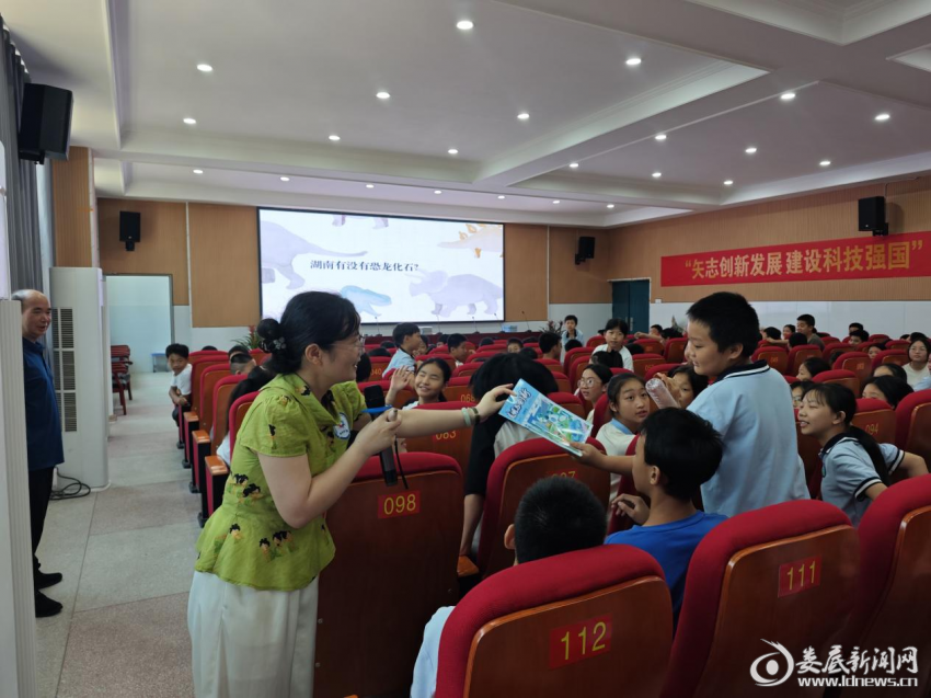 湖南省地质博物馆科教部的副部长龚淼在中连乡诚意学校为同学们带来了考古的精彩讲座