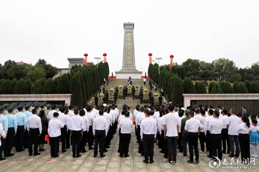2025年娄底社会各界向烈士敬献花篮仪式举行