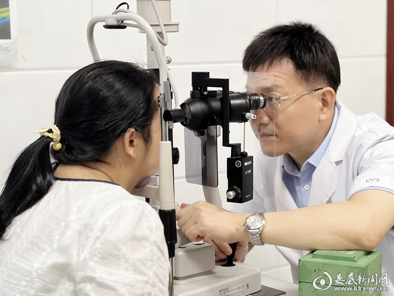 ▲家门口看名医 疑难眼病患者无需奔波