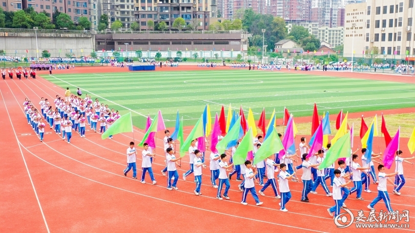 九游体育金秋燃激情 赛场展风采——娄底八中2025年秋季田径运动会举行(图2)