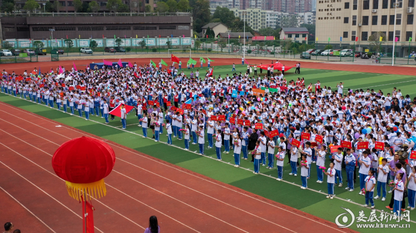 九游体育金秋燃激情 赛场展风采——娄底八中2025年秋季田径运动会举行(图3)