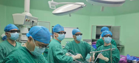 不插管 更微创！娄底市中心医院完成省内首台“无管经剑突下胸骨拉钩辅助单孔胸腔镜前纵隔肿瘤切除术”