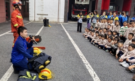 冷水江消防救援大队积极开展“119”消防宣传月消防站开放活动