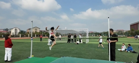 镜头定格拼搏瞬间 运动点燃青春激情——娄星区万宝芙蓉学校举办第五届田径运动会