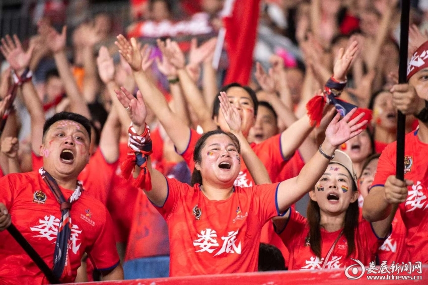 体育场：“湘超”比赛-球迷激情呐喊助威