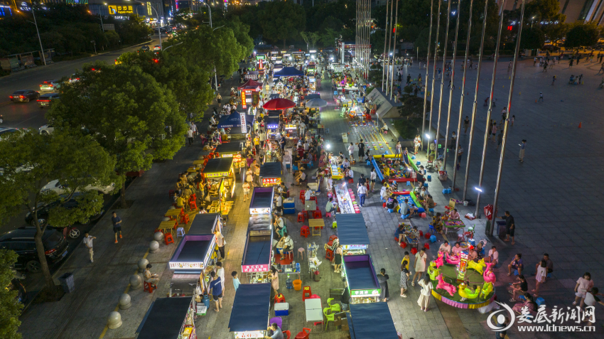 体育公园南广场繁华夜市