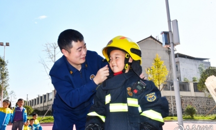 消防宣傳月丨漣源市消防救援大隊(duì)開放科普教育基地迎來萌娃探秘