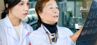 《拾光者·医脉》｜白衣之下，两代人不悔的誓言