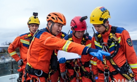 娄底消防参加2025年山岳（高空）救援实战演练