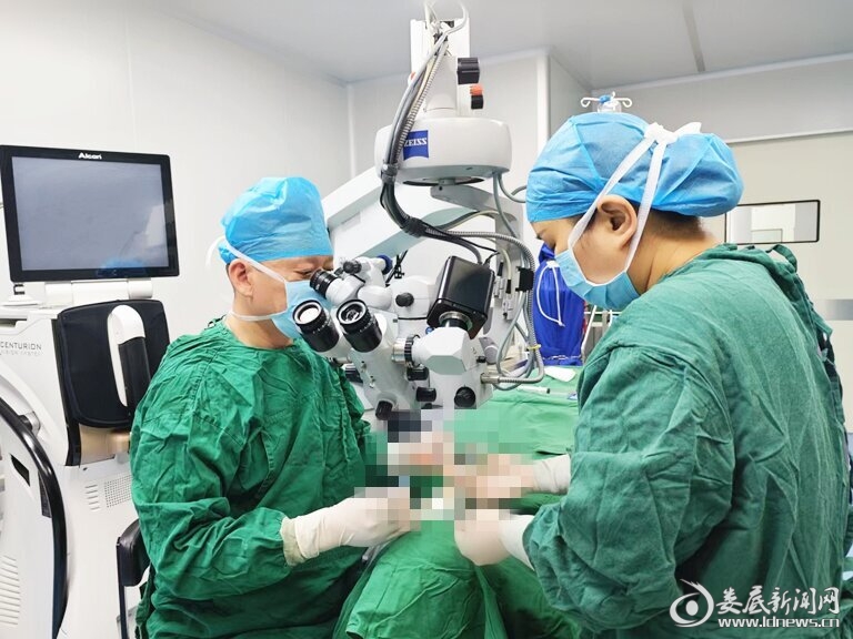 ▲周映旗副院长开展ICL晶体植入手术_proc