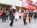 千里温情暖寒冬 吐鲁番歌舞快闪娄底街头