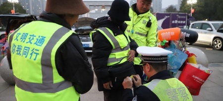 守护银龄出行 娄底交警为老年人送上 “安全防护礼”