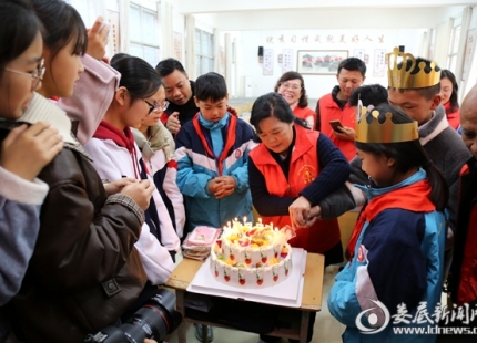 点亮微心愿 温暖少年心——娄底市志愿服务联合会梅山分会开展“圆梦”活动