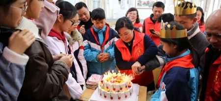 点亮微心愿 温暖少年心——娄底市志愿服务联合会梅山分会开展“圆梦”活动