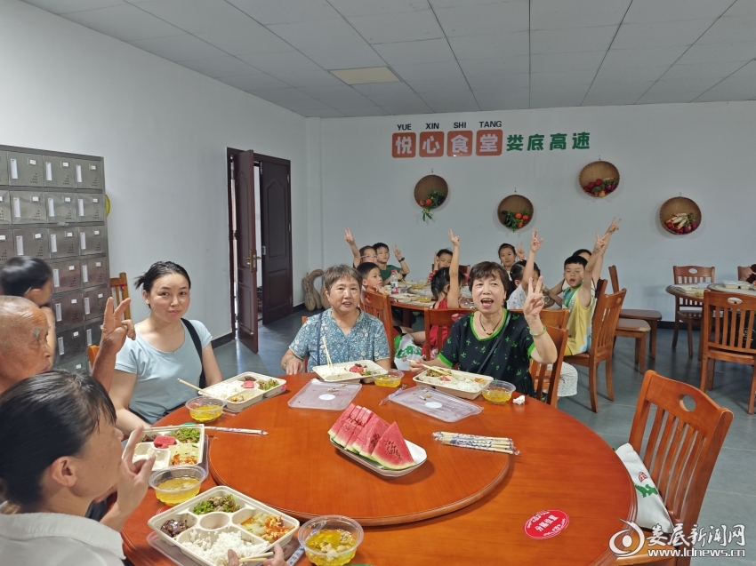 高速公路开放日活动，一老一小走进娄底高速悦心食堂进行用餐体验