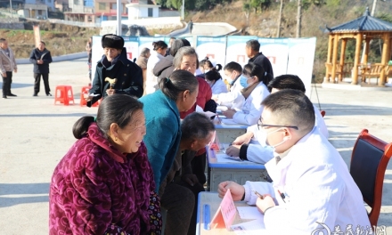 【融媒报道】优质医疗送乡村  健康服务暖民心——记新化县田坪镇鹏程村义诊宣传活动