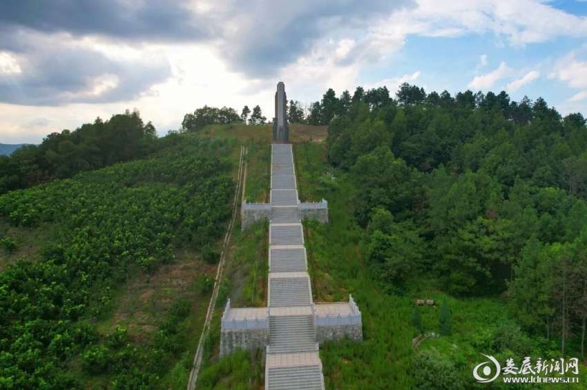 庄严肃穆的青树坪战役烈士纪念碑