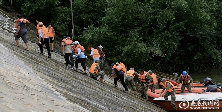 （娄底市开展水库防汛抢险军地联合演练）
