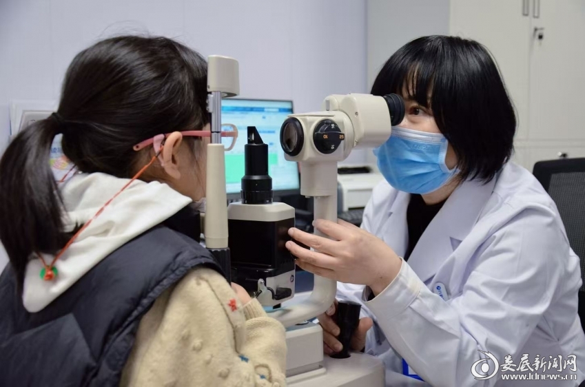 谭健副院长为孩子看诊