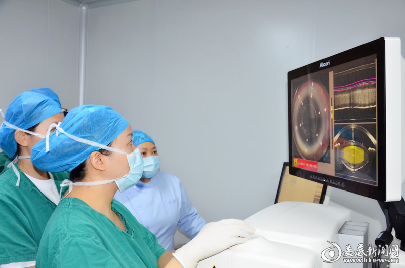 ▲唐玖鸿副院长开展飞秒白内障手术