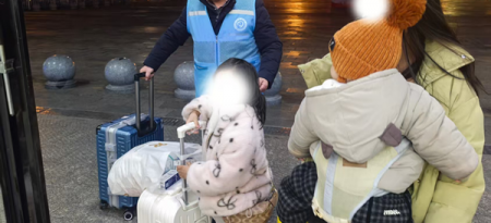 温情护航 助困返乡 市救助管理站接力帮扶肇庆母子归乡