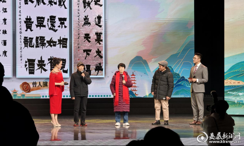 首届娄底文化艺术季闭幕式上，三位80岁以上老书家上台分享书法创作心得。
