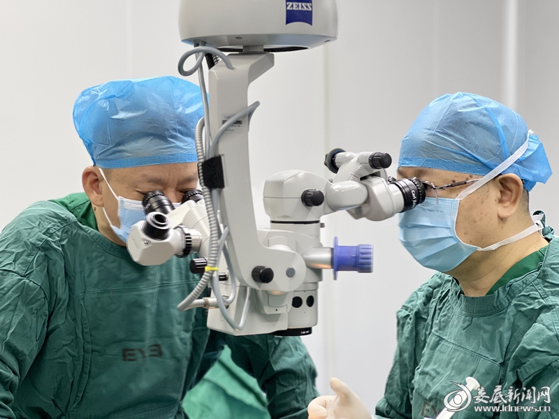 ▲林丁教授和周映旗院长联合手术