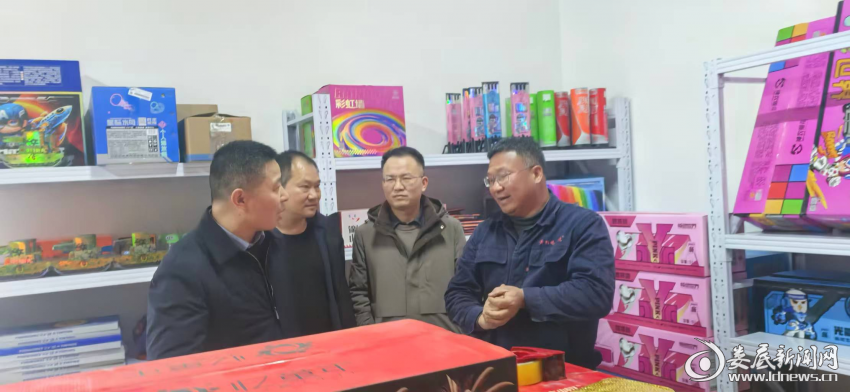 （市应急管理局开展四稳走基层温暖小商铺活动）