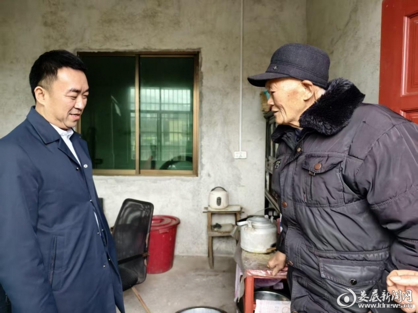 易俊对困难群众进行了走访慰问