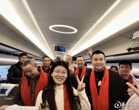 图说丨温暖回家路·我们在高铁上“团个小年”
